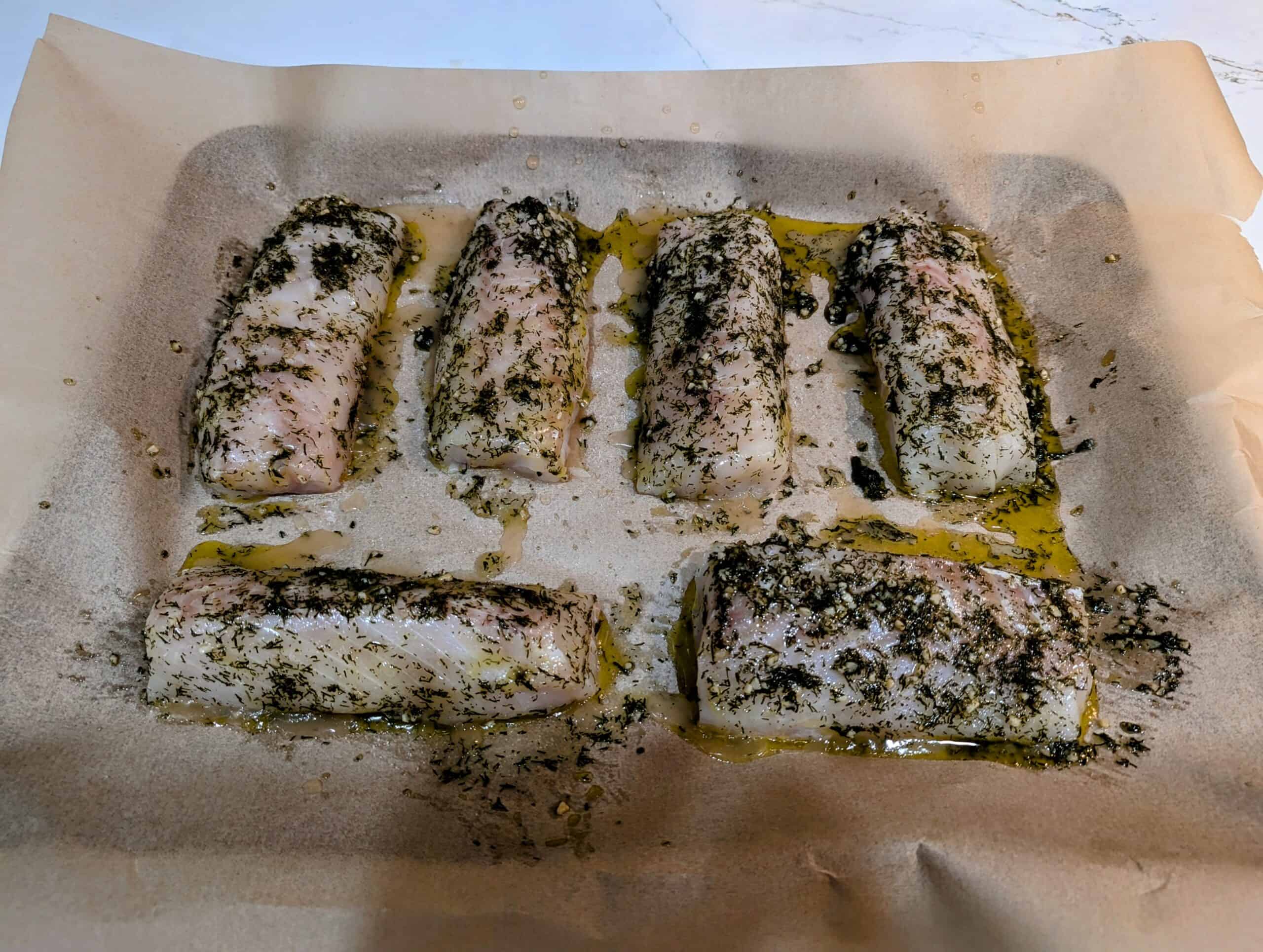 Cod on parchment paper, with butter, lemon juice and spice