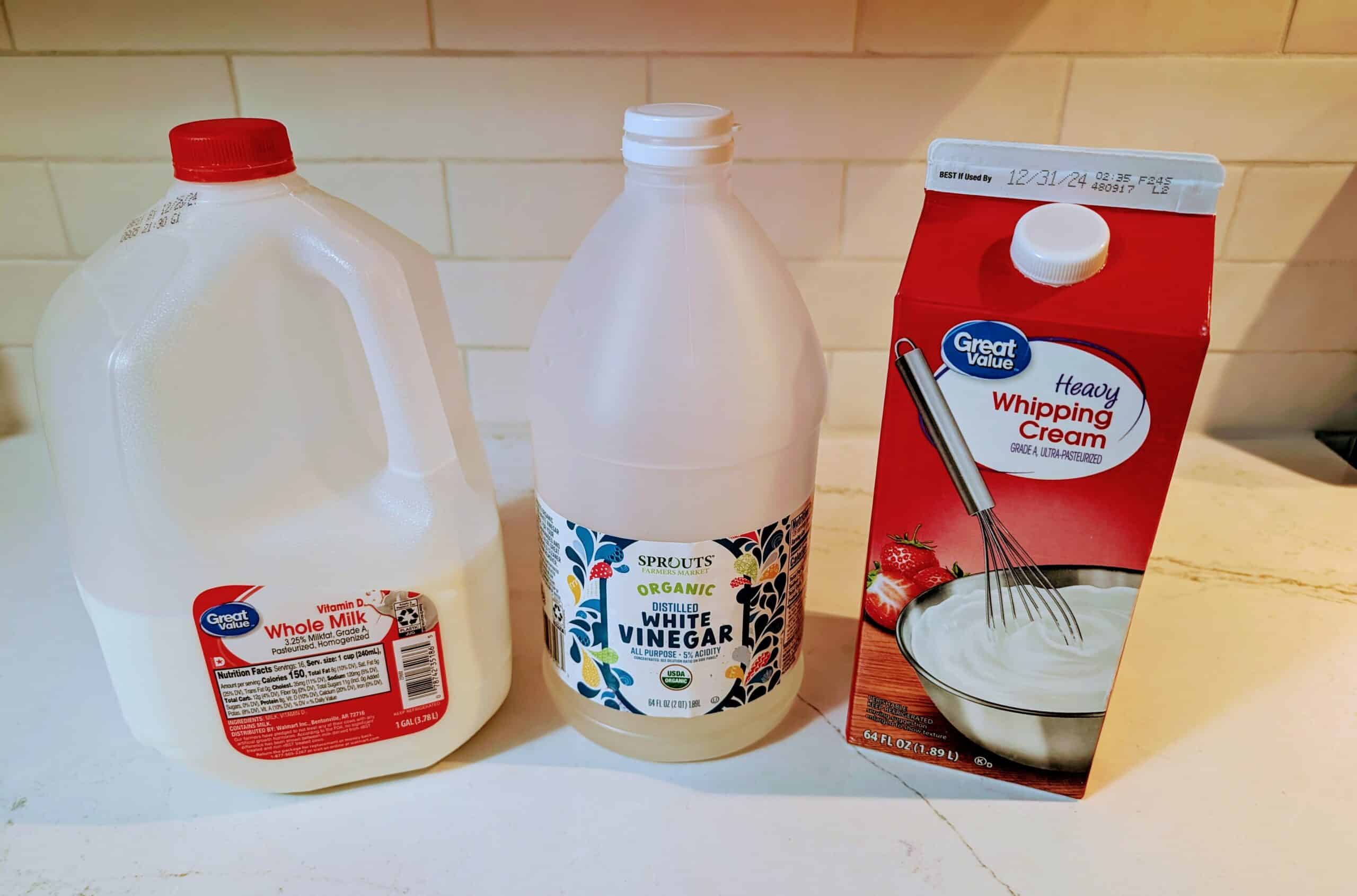 Sour cream ingredients, whole milk, vinegar and heavy cream 